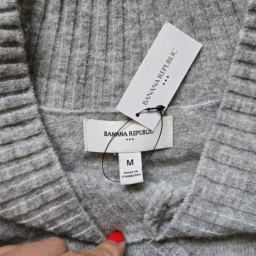 Banana Republic Light Gray V-Neck Sweater - Picture 2 of 3